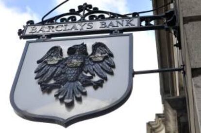 Vista de un cartel de Barclays Bank en el exterior de una de sus sucursales en Londres, Reino Unido. EFE/Archivo