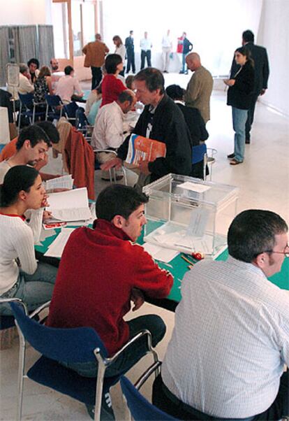 Para las elecciones al Parlamento gallego se han establecido 4.069 mesas electorales y en ellas trabajan 25.122 personas, de las que 12.207 son miembros de las mesas. El censo electoral lo forman 2.311.776 residentes en la comunidad y 305.017 en el extranjero. La Xunta de Galicia ha impreso 48 millones de papeletas, de las que 42,4 millones son para el voto ordinario y 5,7 millones para el voto del Censo de Residentes Ausentes (CERA). En la foto, apertura de un colegio electoral en Santiago.