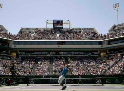 Nadal sirve ayer durante la final que le enfrentó a Djokovic.