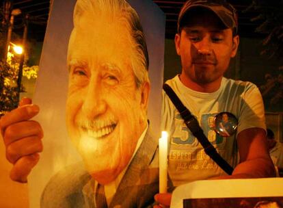 Los seguidores del ex dictador han manifestado su duelo a las puertas del Hospital militar de Santiago y de la Escuela Militar del libertador Bernardo O'Higgins, donde ha sido trasladado el féretro. Para el traslado, el coche fúnebre ha tenido que ser escoltado por motoristas y coches policiales, mientras autobuses con efectivos antidisturbios vigilaban en puntos estratégicos.