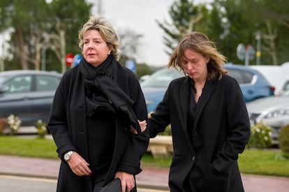 Simoneta Gómez-Acebo (a la izquierda) y su hija, María, a su llegada al tanatorio La Paz-Tres Cantos de Madrid, este sábado.