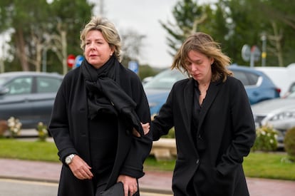 Simoneta Gómez-Acebo (a la izquierda) y su hija, María, a su llegada al tanatorio La Paz-Tres Cantos de Madrid, este sábado. 