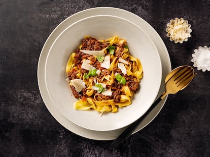 Plato de ‘tagliatelle con ragù alla bolognese’, una receta típica de la ciudad italiana de Bolonia que lleva como salsa un estofado de carne.