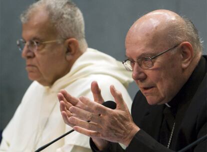 El arzobispo Joseph Di Noia (izquierda) y el cardenal William Joseph Levada, durante su rueda de prensa en el Vaticano
