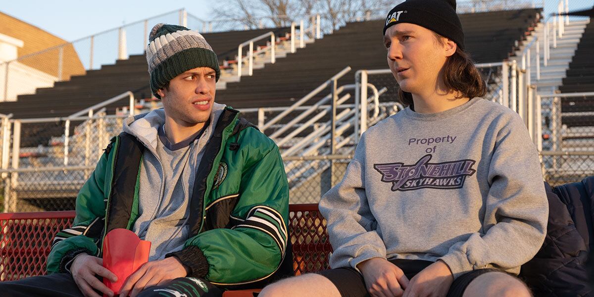 Pete Davidson y Paul Dano en un instante de 'Golpe a Wall Street'.