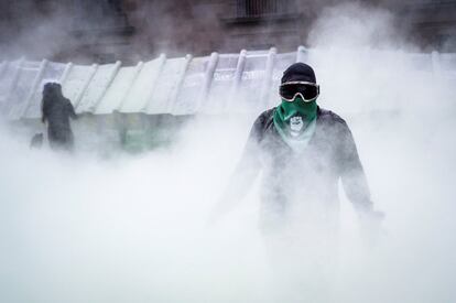 Una manifestante camina entre los gases lanzados por la policía tras la marcha por la legalización del aborto en Ciudad de México. El pasado 7 de septiembre la Suprema Corte de Justicia del país sentenció que ya nunca una mujer pisaría la cárcel por haber frenado su gestación.