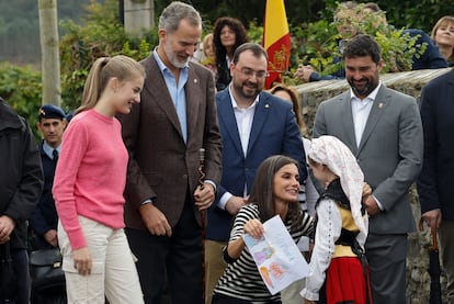 La Familia Real ha llegado al Pueblo Ejemplar con cerca de una hora de retraso sobre la hora prevista inicialmente debido a la lluvia. Tras saludar a las autoridades, se han dirigido a hablar con varios vecinos y han asistido a la actuación del grupo de baile La Regalina y su Jota de Cadavedo, donde no han dudado en mostrarse cariñosos con una de las niñas.