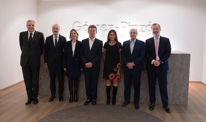 En la foto, de izquierda a derecha, los socios: Pedro Pérez-Llorca, Iván Delgado, Natalia García, Mauricio Piñeros, Lina Uribe, Mauricio Jaramillo y Fausto Romero-Miura.