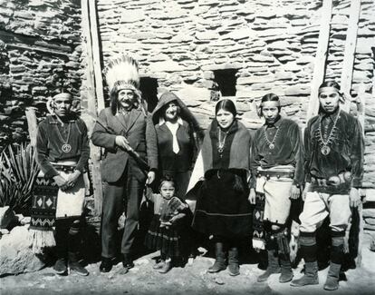 Albert Einstein posa junto a un grupo de nativos americanos, hacia 1931.