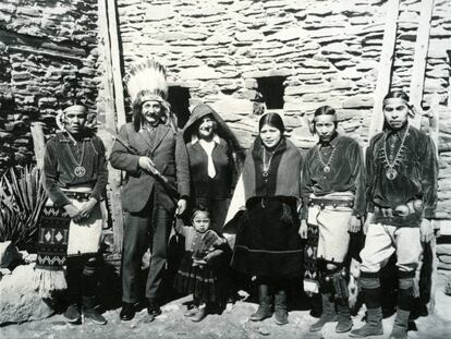 Albert Einstein posa junto a un grupo de nativos americanos, hacia 1931.