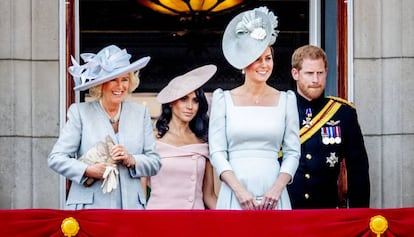Camilla, duquesa de Cornualles; Kate, duquesa de Cambridge; Meghan y Enrique, duques de Sussex, en el balcón del palacio de Buckingham.