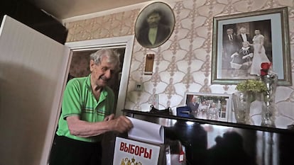 Moscow (Russian Federation), 18/09/2021.- An elderly man casts a ballot at his home during a visit of mobile election committee members in Podolsk outside Moscow, Russia, 18 September 2021. Elections of deputies of the State Duma, governors, deputies of the regional and city runs from 17 September to 19 September. The main voting day will take place on 19 September, Voting in the State Duma takes place in one round according to a mixed system - 225 deputies must be elected from party lists and 225 deputies - from single-mandate constituencies. (Elecciones, Rusia, Moscú) EFE/EPA/MAXIM SHIPENKOV
