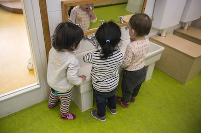 Tres niñosen una escuela infantil de Barcelona. 