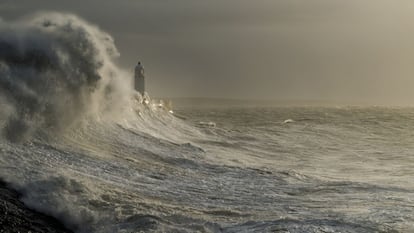 Imagen de un ola gigante captada en Porthcawl, en Bridgen (Gales).