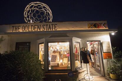 Escaparate de la tienda 'The Golden State' en Rose Avenue. El establecimiento vende todo tipo de ropas, enseres y materiales de decoración.