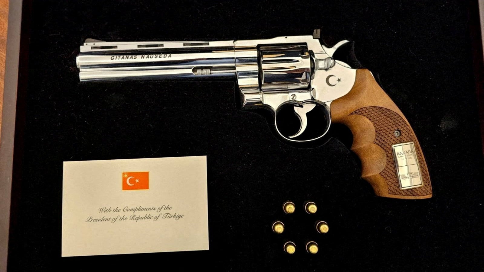 Los líderes de la OTAN no saben qué hacer con el regalo de Erdogan: un revólver con sus balas