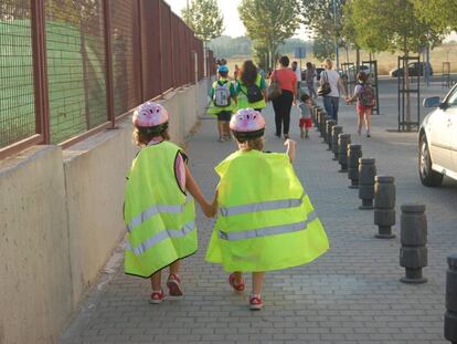 Los alumnos del CEIP Constitución 1812 acuden a clase con chaleco reflectante y cascos para denunciar que el centro sigue en obras.