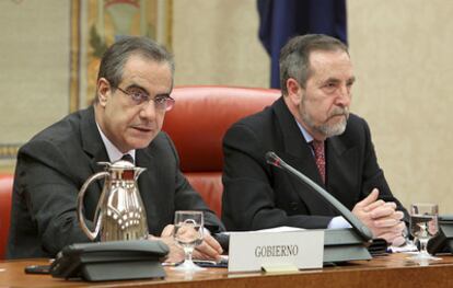 El ministro de Trabajo, Celestino Corbacho, durante su intervención en la comisión de Trabajo e Inmigración del Congreso.