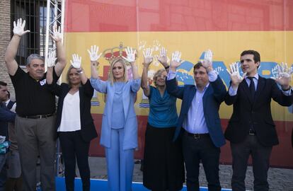 Al acto han asistido, entre otros, la hermana del concejal Marimar Blanco, la alcaldesa de Madrid Manuela Carmena, la Presidenta de la Comunidad Cristina Cifuentes y el vicesecretario de comunicación del Partido Popular Pablo Casado.