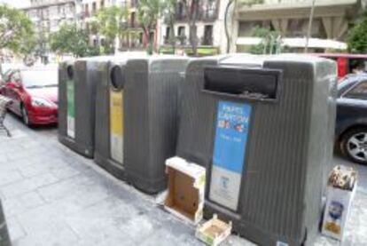 Contenedores de basura situados en una calle de Madrid.