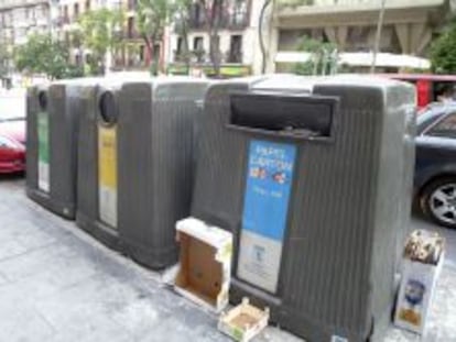 Contenedores de basura situados en una calle de Madrid.