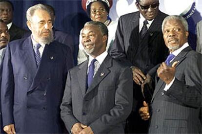 Kofi Anan (derecha), junto al presidente surafricano, Thabo Mbeki, y el líder cubano, Fidel Castro.