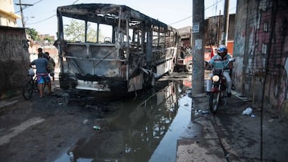 Ônibus incendiado em protesto.