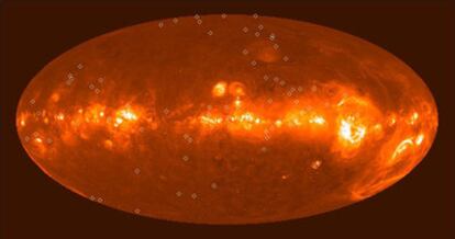Esta imagen de barrido de todo el cielo muestra objetos que emiten rayos X muy energéticos, detectados por el telescopio espacial de la ESA <i>Integral.</i> Los posibles agujeros negros están señalados con un cuadradito.