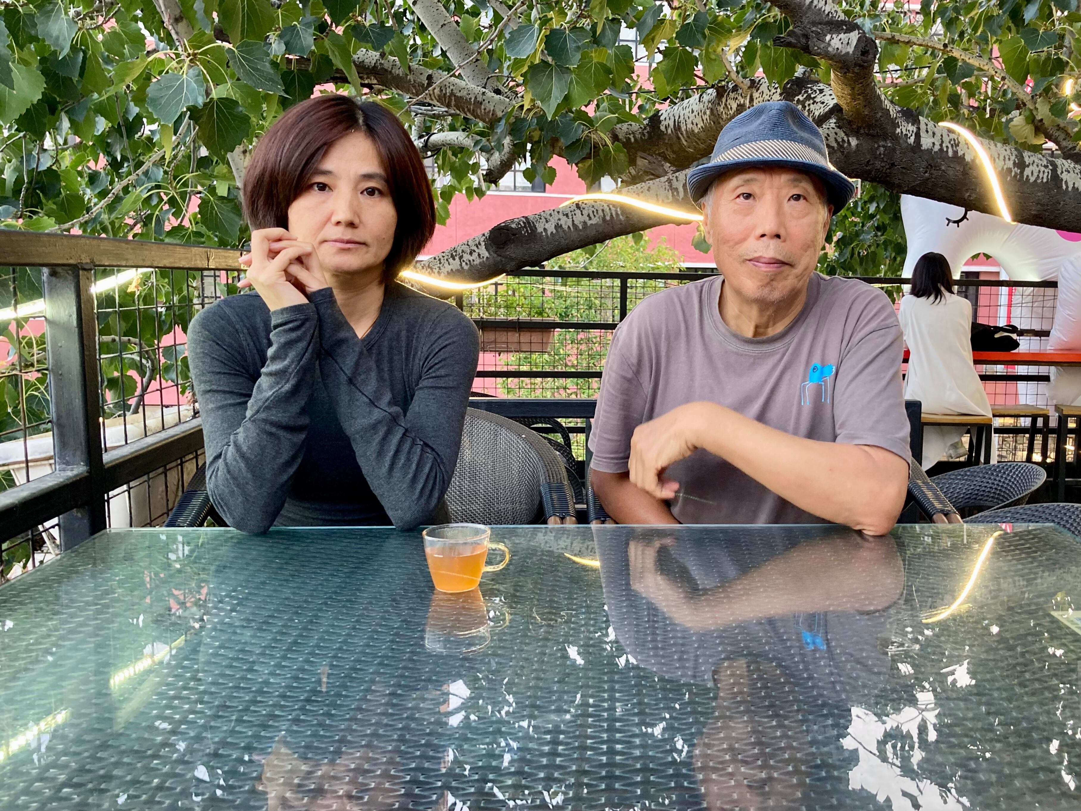 Yaliang Zhao y Gao Zong, la esposa y el hermano del detenido Gao Zhen, el martes 7 de octubre.