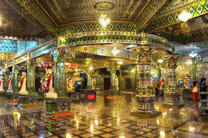 Interior del templo hinduista de Arulmigu Sri Raja Kaliamman, en Johor Bahru (Malasia). 