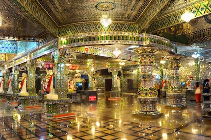 Interior del templo hinduista de Arulmigu Sri Raja Kaliamman, en Johor Bahru (Malasia).