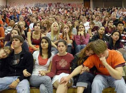 Decenas de estudiantes, durante el memorial celebrado por las víctimas del tiroteo de Virginia Tech.