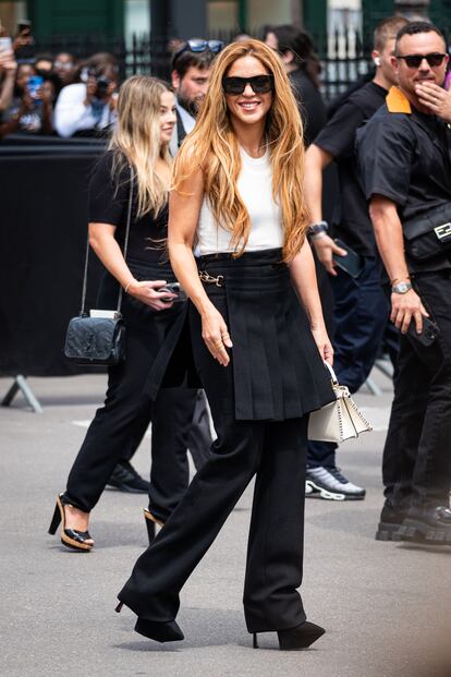 Shakira a su llegada al desfile de Fendi con la tendencia falda combinada con pantalón.