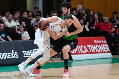 El alero del Real Madrid Rudy Fernández intenta superar al base del Joventut Pep Busquets.