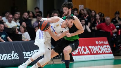 El alero del Real Madrid Rudy Fernández intenta superar al base del Joventut Pep Busquets.