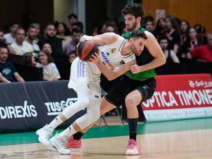 El alero del Real Madrid Rudy Fernández intenta superar al base del Joventut Pep Busquets.