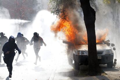 Los manifestantes incendiaron vehículos en las calles