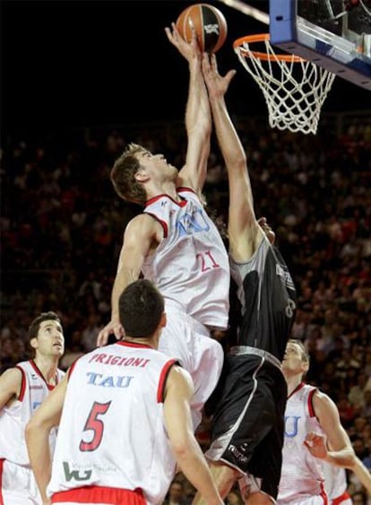 El pívot brasileño del Tau Cerámica Tiago Splitter lucha por el rebote con el pívot del Iurbentia Bilbao Basket, Salvador Guardia.