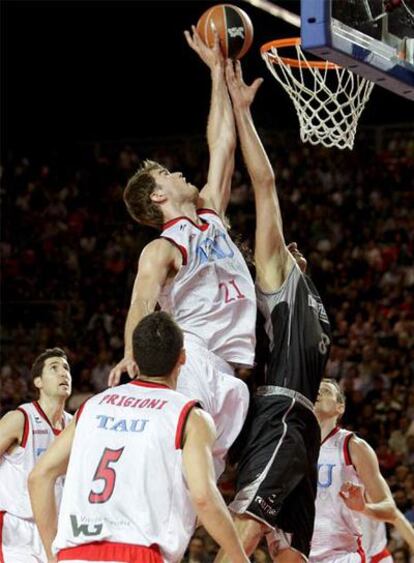 El pívot brasileño del Tau Cerámica Tiago Splitter lucha por el rebote con el pívot del Iurbentia Bilbao Basket, Salvador Guardia.