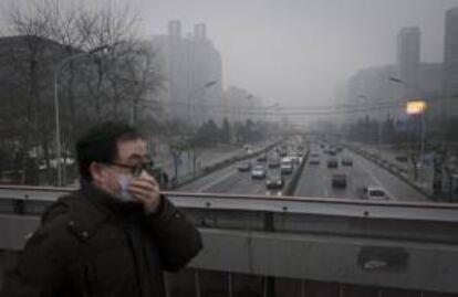 Un hombre usa mascarilla para protegerse de la contaminación en Pekín, China. EFE/Archivo
