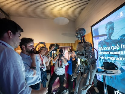 Gabriel Boric observa un robot humanoide durante la jornada inaugural de Congreso Futuro 2024, en Santiago (Chile), el pasado 15 de enero.