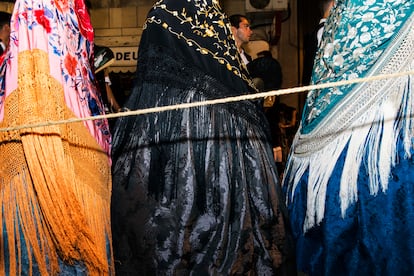 Las mujeres lucen mantones de Manila en distintos colores, además de enaguas almidonadas, una falda y las joyas tradicionales.