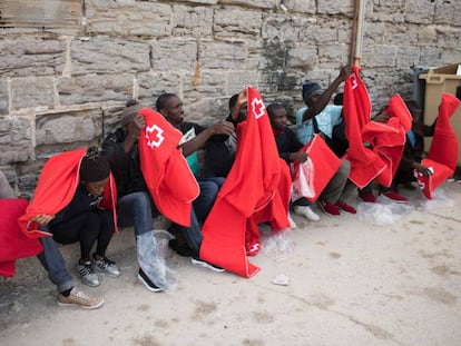 Una decena de inmigrantes, este s&aacute;bado en el puerto de Tarifa (C&aacute;diz). 