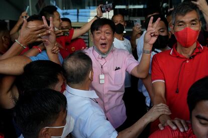Ferdinand Marcos Jr. celebra los resultados electorales con sus seguidores en Manila el miércoles.