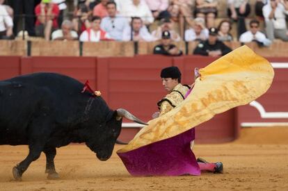 Jiménez Fortes ejecuta una larga cambiada con el sexto toro de la tarde.