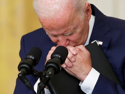 El presidente de EE UU, Joe Biden, guarda un minuto de silencio durante una comparecencia ante la prensa sobre la cuestión afgana celebrada, este jueves, en la Casa Blanca.