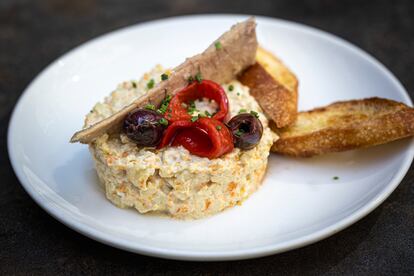 La ensaladilla rusa, otra de las tapas que propone el influencer gastronómico Rafuel en su restaurante.