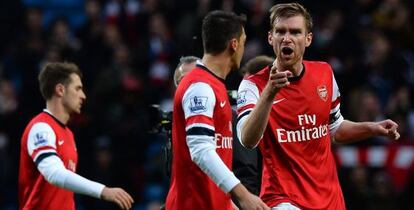 Mertesacker abronca a Özil.