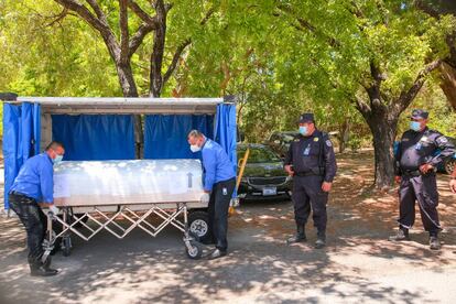 Los cuatro policías implicados fueron detenidos por su presunta participación en un caso de feminicidio. En la imagen, autoridades de El Salvador reciben los restos de Victoria Salazar.