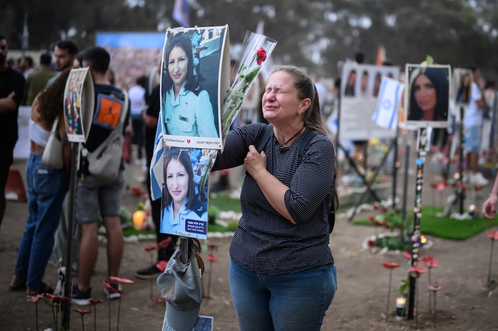 Una mujer llora mientras familiares y amigos de las víctimas y secuestrados se reúnen en el lugar del Festival Nova para conmemorar el primer aniversario de los ataques de Hamás, este lunes en Re'im, Israel. 